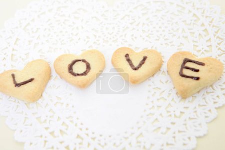 Téléchargez les photos : Délicieux biscuits en forme de cœur fraîchement cuits. Concept de Saint-Valentin - en image libre de droit
