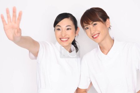 Téléchargez les photos : Portrait de deux infirmières japonaises en uniforme blanc - en image libre de droit