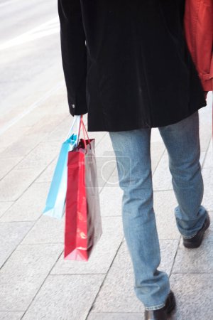 Téléchargez les photos : Avec une femme avec des sacs à provisions dans la ville - en image libre de droit