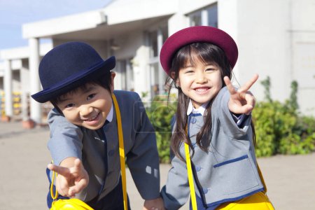 Foto de Dos niños japoneses alegres en la escuela primaria - Imagen libre de derechos