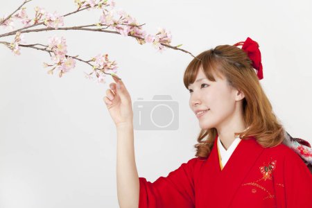 Foto de Hermosa joven japonesa en traje tradicional aislado en blanco - Imagen libre de derechos