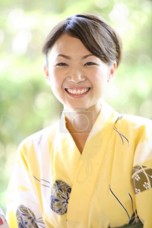 Téléchargez les photos : Portrait de jeune femme asiatique en kimono traditionnel dans le parc - en image libre de droit