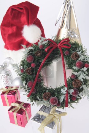 Téléchargez les photos : Décorations de Noël avec des cadeaux sur fond blanc - en image libre de droit