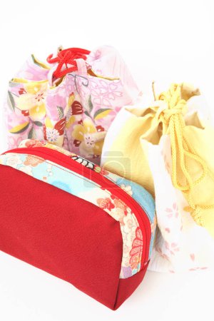 Téléchargez les photos : Sacs en tissu japonais colorés sur fond blanc - en image libre de droit