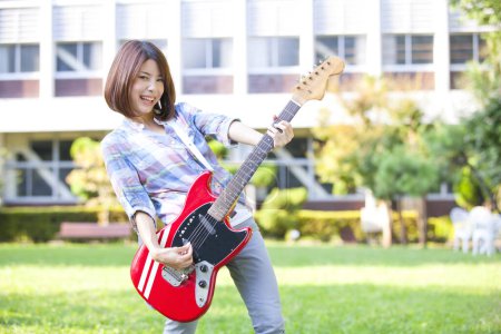 Téléchargez les photos : Jeune étudiant japonais avec guitare - en image libre de droit