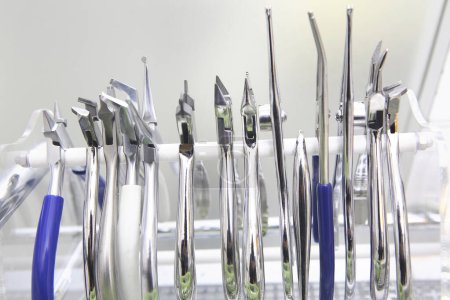 Foto de Vista de cerca de los instrumentos dentales de metal en el consultorio del dentista - Imagen libre de derechos
