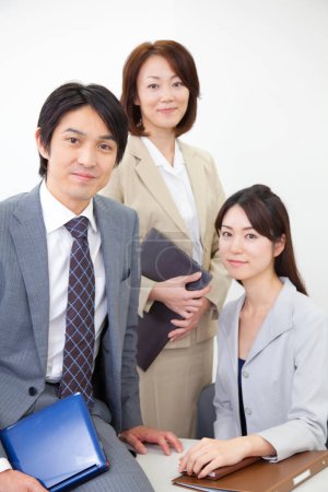 Foto de Retrato del exitoso equipo empresarial japonés en la oficina - Imagen libre de derechos