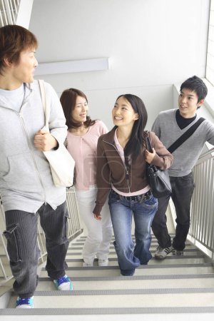 Téléchargez les photos : Jeunes sudents japonais marchant dans les escaliers à l'université - en image libre de droit