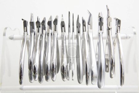 Foto de Fila de instrumentos dentales de metal, vista de cerca - Imagen libre de derechos