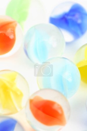 Foto de Vista de cerca de hermosas y coloridas bolas de mármol - Imagen libre de derechos