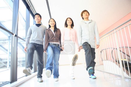 Foto de Alegre estudiantes japoneses en corredor universitario - Imagen libre de derechos