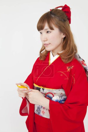Foto de Hermosa joven japonesa en traje tradicional aislado en blanco - Imagen libre de derechos