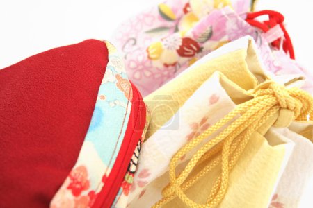 Téléchargez les photos : Sacs en tissu japonais colorés sur fond blanc - en image libre de droit
