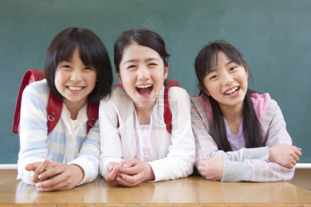 Téléchargez les photos : Portrait de mignonnes écolières japonaises en classe - en image libre de droit