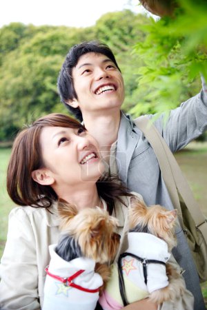 Téléchargez les photos : Un homme et une femme avec des chiens à l'extérieur - en image libre de droit