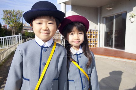 Foto de Dos niños japoneses alegres en la escuela primaria - Imagen libre de derechos