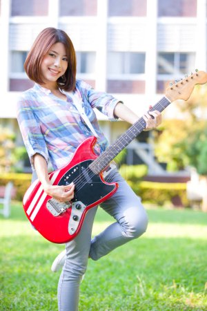 Téléchargez les photos : Jeune étudiant japonais avec guitare - en image libre de droit