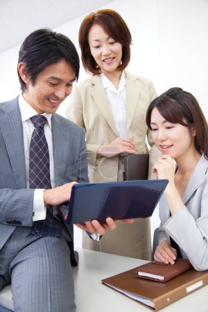 Foto de Retrato del exitoso equipo empresarial japonés en la oficina - Imagen libre de derechos