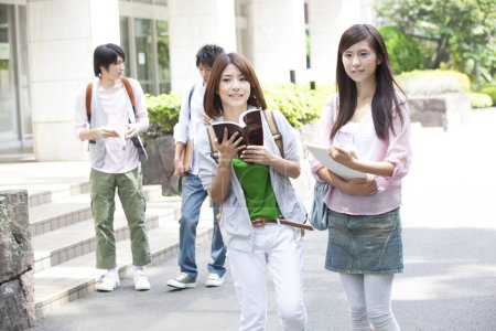 Téléchargez les photos : Portrait de jeunes étudiantes asiatiques marchant près du campus - en image libre de droit