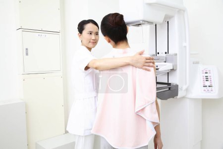 Téléchargez les photos : Jeune femme obtenant examen médical du médecin - en image libre de droit