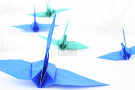 Foto de Origami papel azul cisnes aislados sobre fondo blanco - Imagen libre de derechos