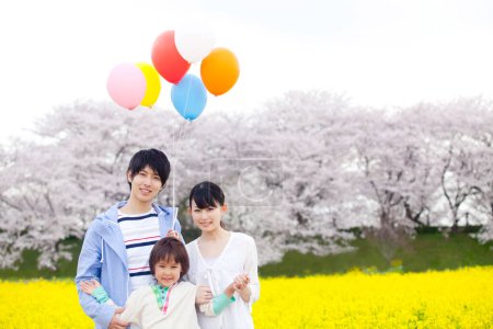Téléchargez les photos : Portrait de la famille japonaise heureuse avec des ballons d'hélium colorés - en image libre de droit