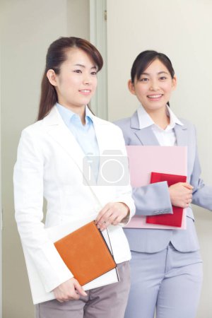 Téléchargez les photos : Portrait de belles femmes d'affaires japonaises en fonction - en image libre de droit
