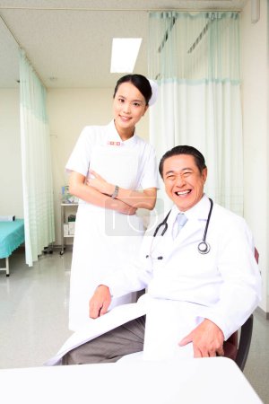 Téléchargez les photos : Portrait de belle infirmière japonaise et médecin masculin en salle d'hôpital - en image libre de droit