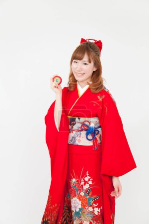 Téléchargez les photos : Belle jeune femme japonaise en costume traditionnel isolé sur blanc - en image libre de droit