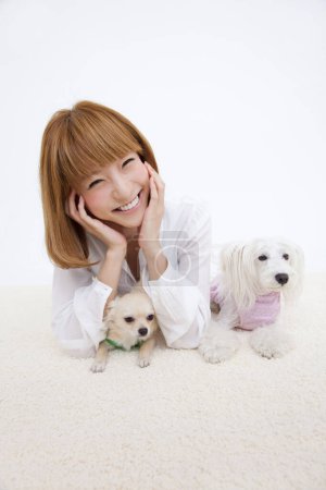 Téléchargez les photos : Belle asiatique femme avec son chiens, studio shot - en image libre de droit