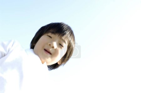 Foto de Retrato de un chico lindo al aire libre - Imagen libre de derechos