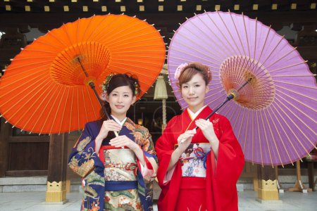 Téléchargez les photos : Belles filles japonaises portant kimono avec des parapluies - en image libre de droit