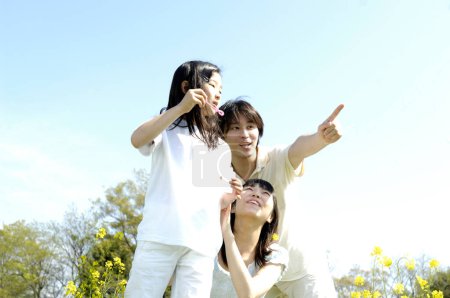 Foto de Familia asiática jugando en el parque. - Imagen libre de derechos
