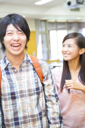 Téléchargez les photos : Portrait des étudiants asiatiques souriant - en image libre de droit