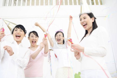 Foto de Alegre asiático las mujeres en cumpleaños fiesta, celebrando - Imagen libre de derechos