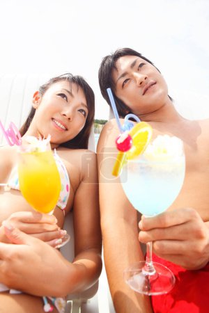 Foto de Joven asiático mujer y hombre disfrutando de un verano cócteles - Imagen libre de derechos