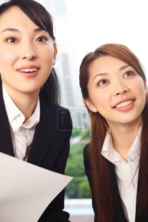 Téléchargez les photos : Deux femmes d'affaires regardant vers le haut - en image libre de droit