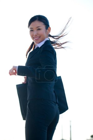 Téléchargez les photos : Heureux asiatique femme courir sur l 'rue - en image libre de droit