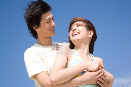 Téléchargez les photos : Couple embrassant la plage - en image libre de droit