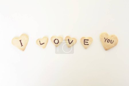 Téléchargez les photos : Délicieux biscuits en forme de cœur fraîchement cuits. Concept de Saint-Valentin - en image libre de droit