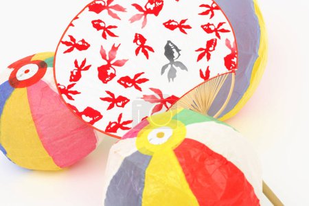 Téléchargez les photos : Ballons japonais traditionnels en papier sur fond blanc - en image libre de droit
