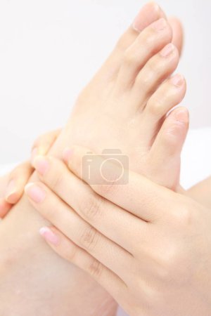 Téléchargez les photos : Gros plan du massage des pieds de la femme - en image libre de droit