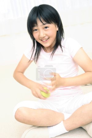 Foto de Asiático niña jugando con bola en el interior - Imagen libre de derechos