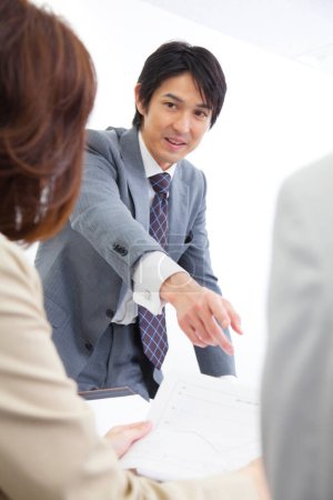 Foto de Empresarios japoneses trabajando juntos en la oficina. concepto de reunión de negocios - Imagen libre de derechos