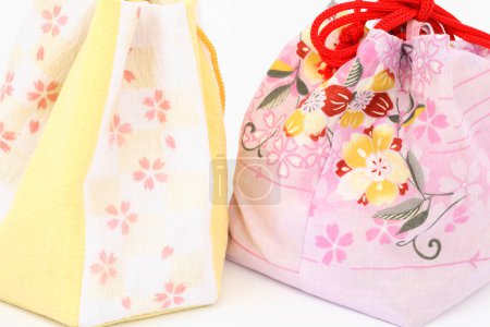 Foto de Coloridos bolsos de tela japonesa sobre fondo blanco - Imagen libre de derechos