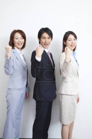 Téléchargez les photos : Jeune asiatique entreprise équipe avec poings en haut dans bureau - en image libre de droit
