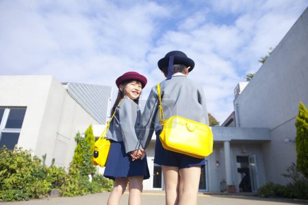 Téléchargez les photos : Deux mignons enfants japonais à l'école primaire - en image libre de droit