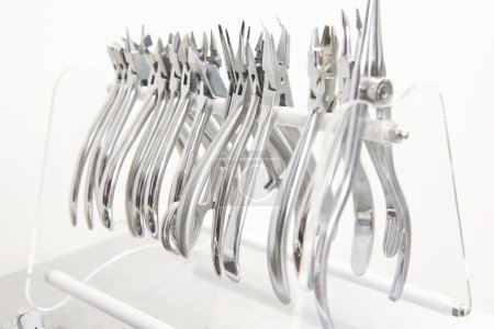 Téléchargez les photos : Rangée d'instruments dentaires en métal stérilisé, vue rapprochée - en image libre de droit