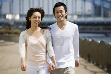 Téléchargez les photos : Heureux asiatique couple dans amour repos dans l 'parc - en image libre de droit