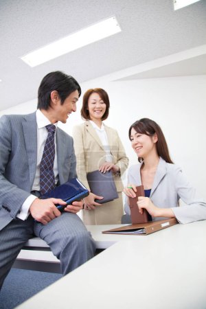 Téléchargez les photos : Portrait d'une équipe d'affaires japonaise prospère au bureau - en image libre de droit